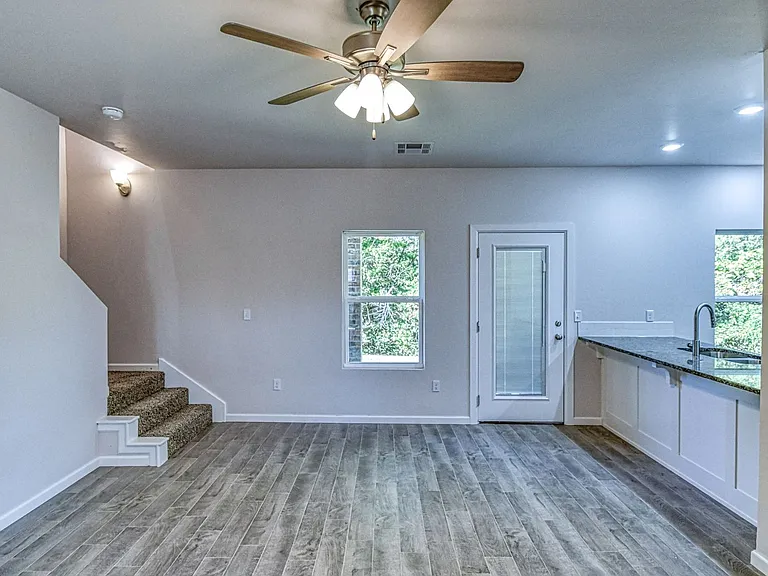 1002 Varenna Ln — Photo 7