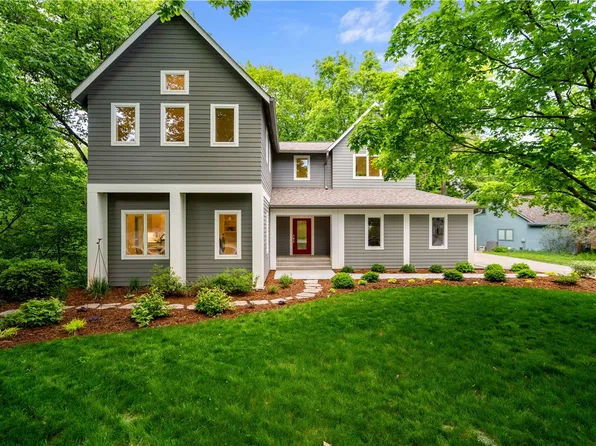 6249 Oakwood Hills Dr, Johnston, IA 50131