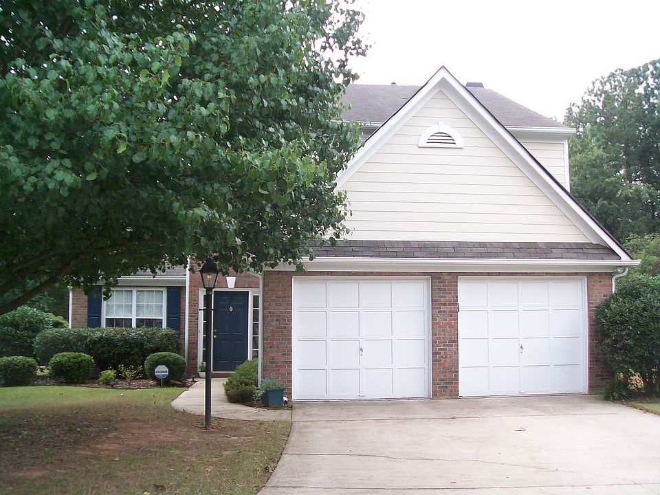 Beautiful traditional home in cul-de-sac