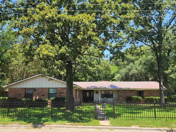 1915 Friendly Ave, Mount Pleasant, TX 75455