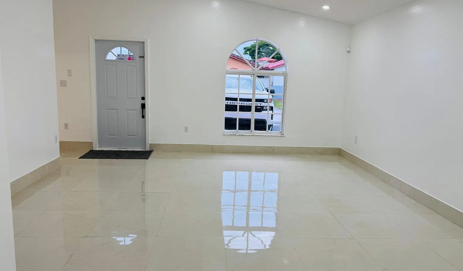3 bed, 2.0 bath, 1170 sqft, $3,500 — Photo 4