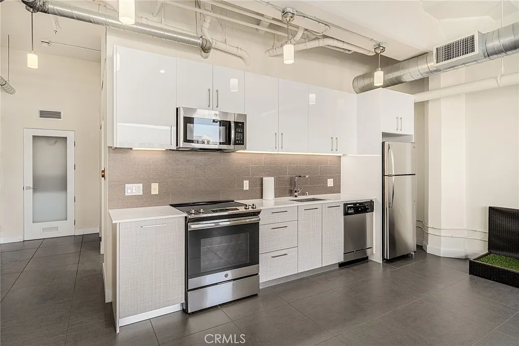 1 bed, 760 sqft, $2,100 — Photo 1