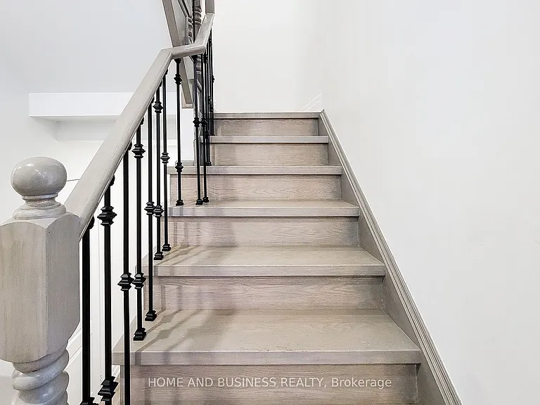 2374 Baintree Cres — Photo 15