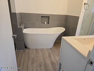 5th image of 825 Church St