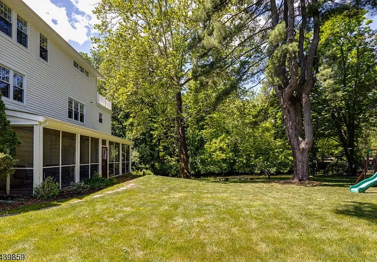 12 Forest Ave — Photo 46