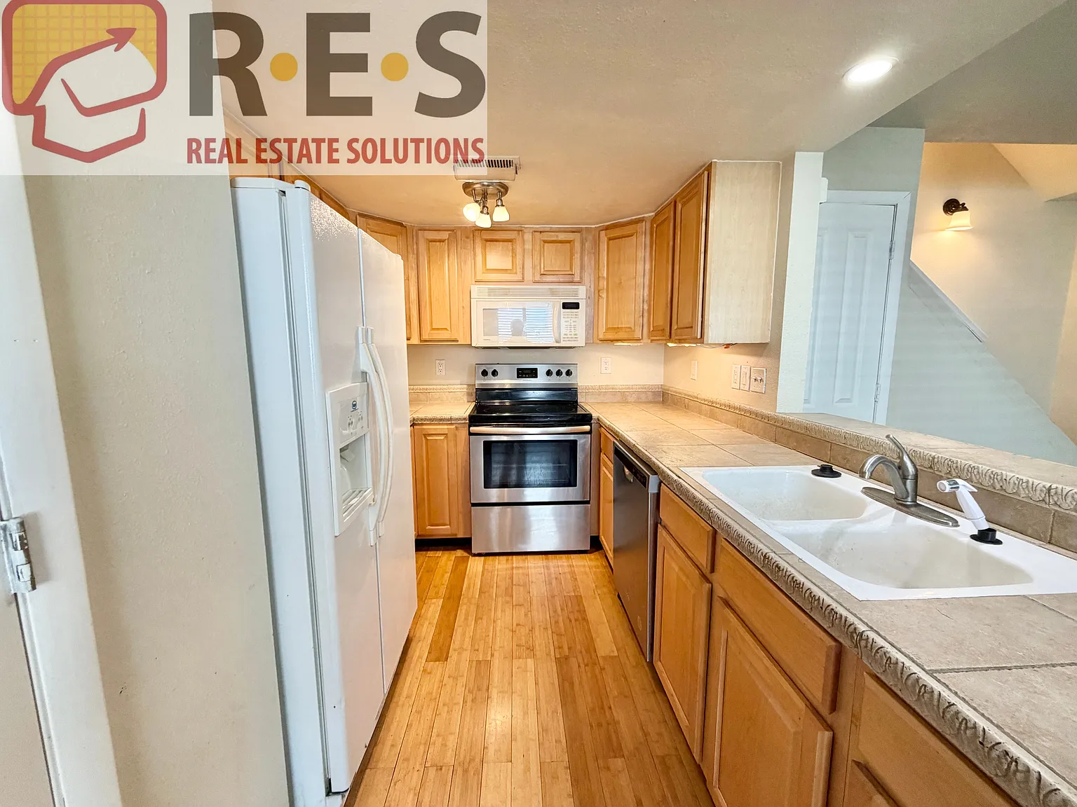 2 bed, 1.5 bath, 900 sqft, $1,695 — Photo 2