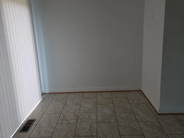 27 N Pendleton Ct — Photo 2
