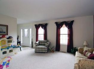 9 Creekside Ct, Streamwood, IL 60107