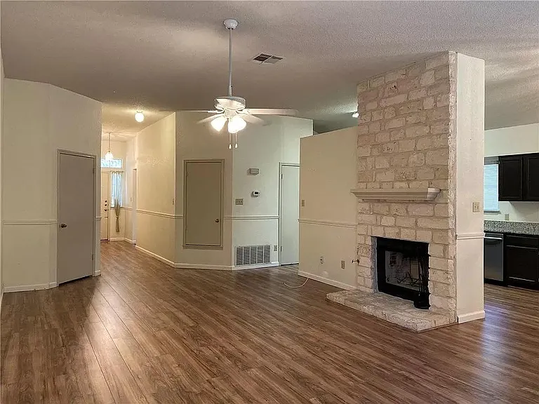 1704 Sycamore St — Photo 6