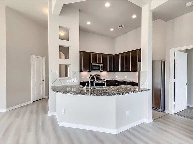 505 Palmilla St — Photo 9