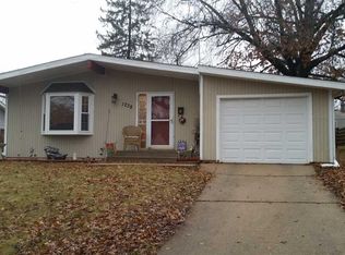 1238 Hillcrest Ln, Freeport, IL 61032