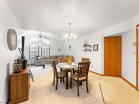4th image of 4046 Saint Andrews Ct APT 2