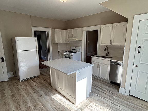 3rd image of 1113 26th Ave NE Unit 1