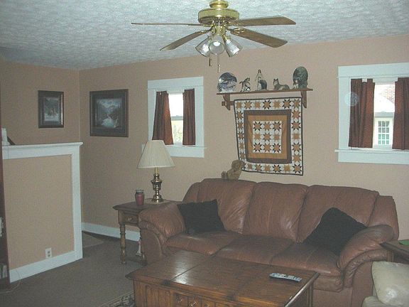 Living room. Interior nicely painted.