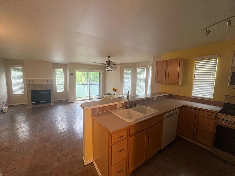 12549 Roosevelt Way NE #4 — Photo 8