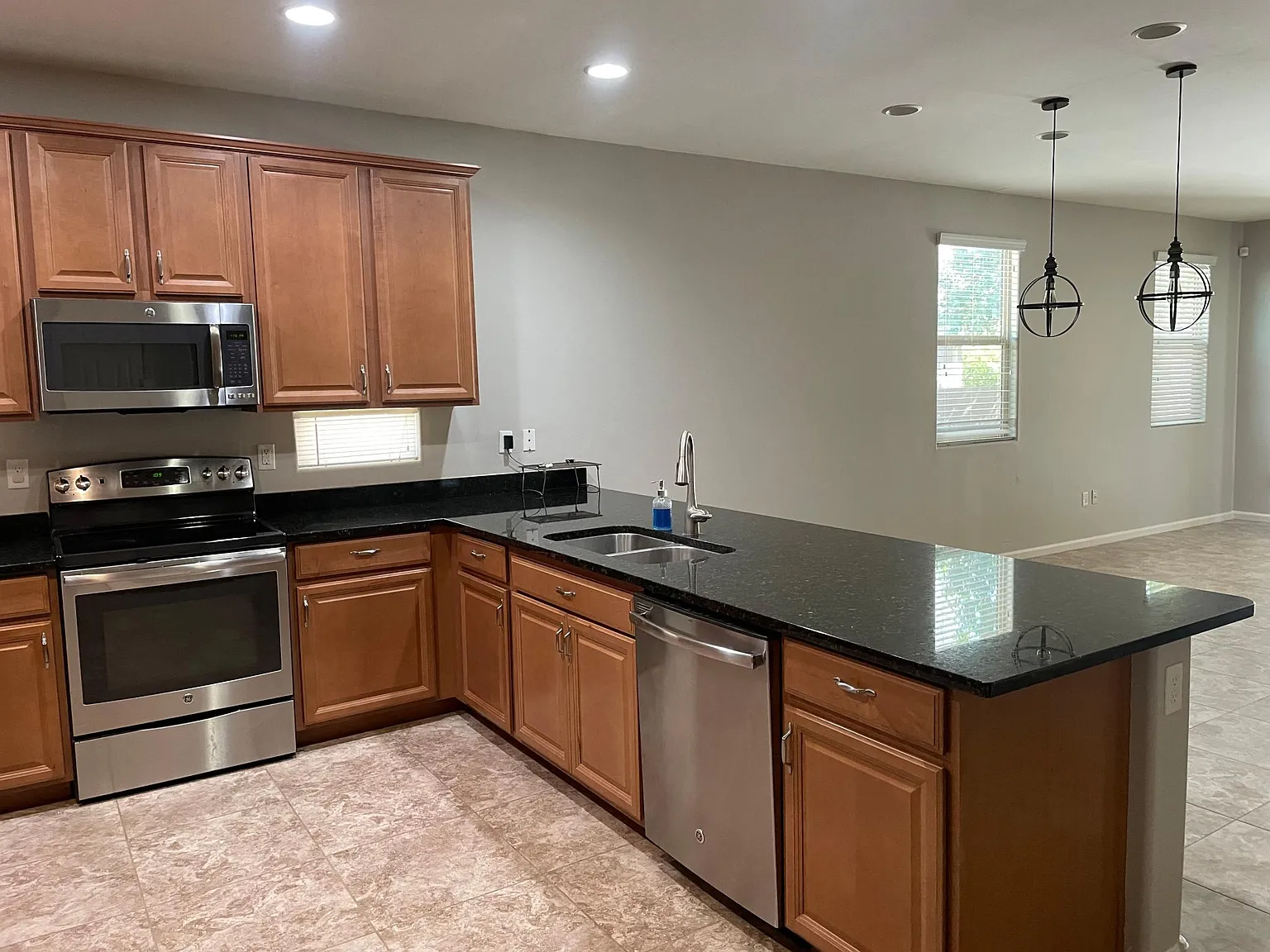 5 bed, 2207 sqft, $2,400 — Photo 3