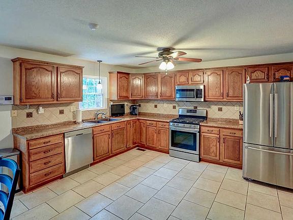 5th image of 901 Rolling Meadows Dr