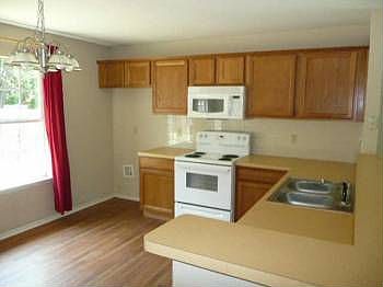 5th image of 1005 Lindsey St