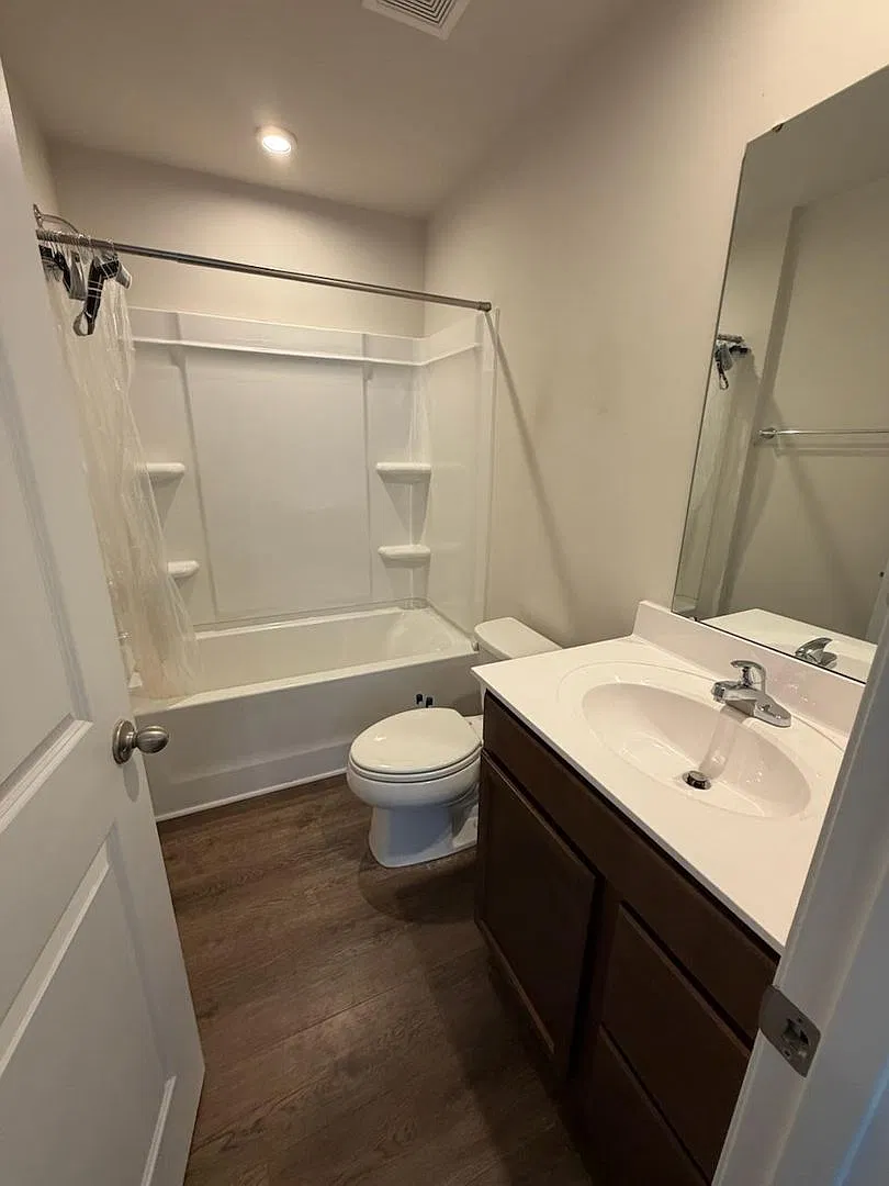 $500 Off First Month ! 3 bedroom home with 1 car garage available now! — Photo 4