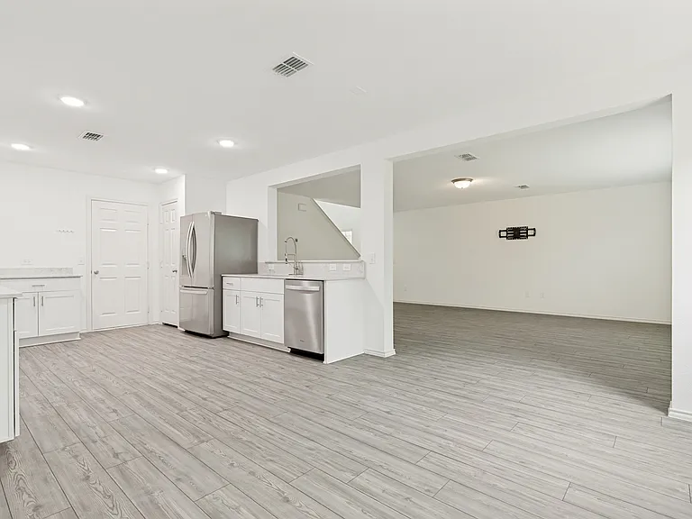 498 Lake Erie Dr — Photo 6