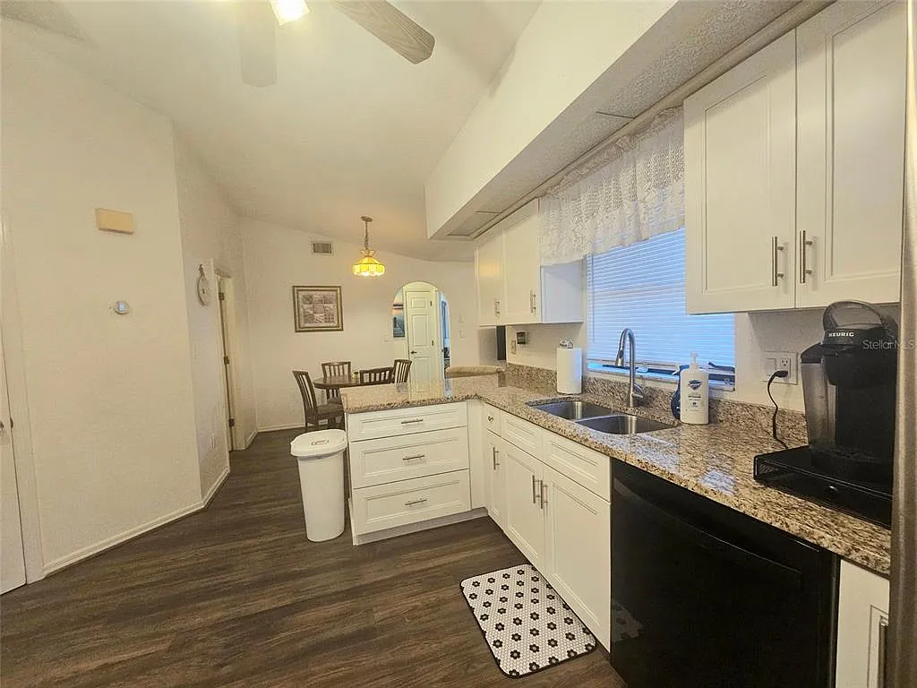 3 bed, 2.0 bath, 1558 sqft, $1,950 — Photo 2