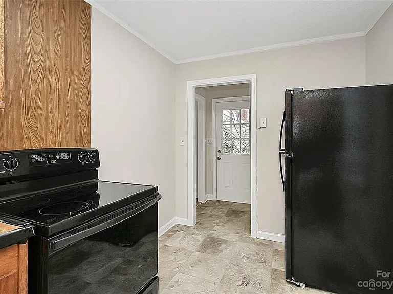 2300 Vanderbilt Rd — Photo 4