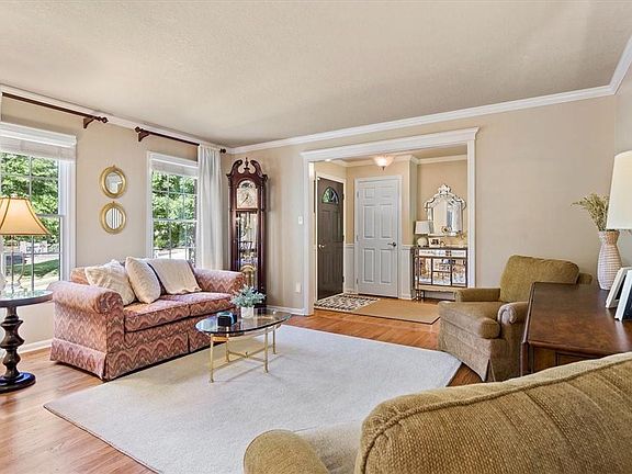 5th image of 207 Walnut Dr