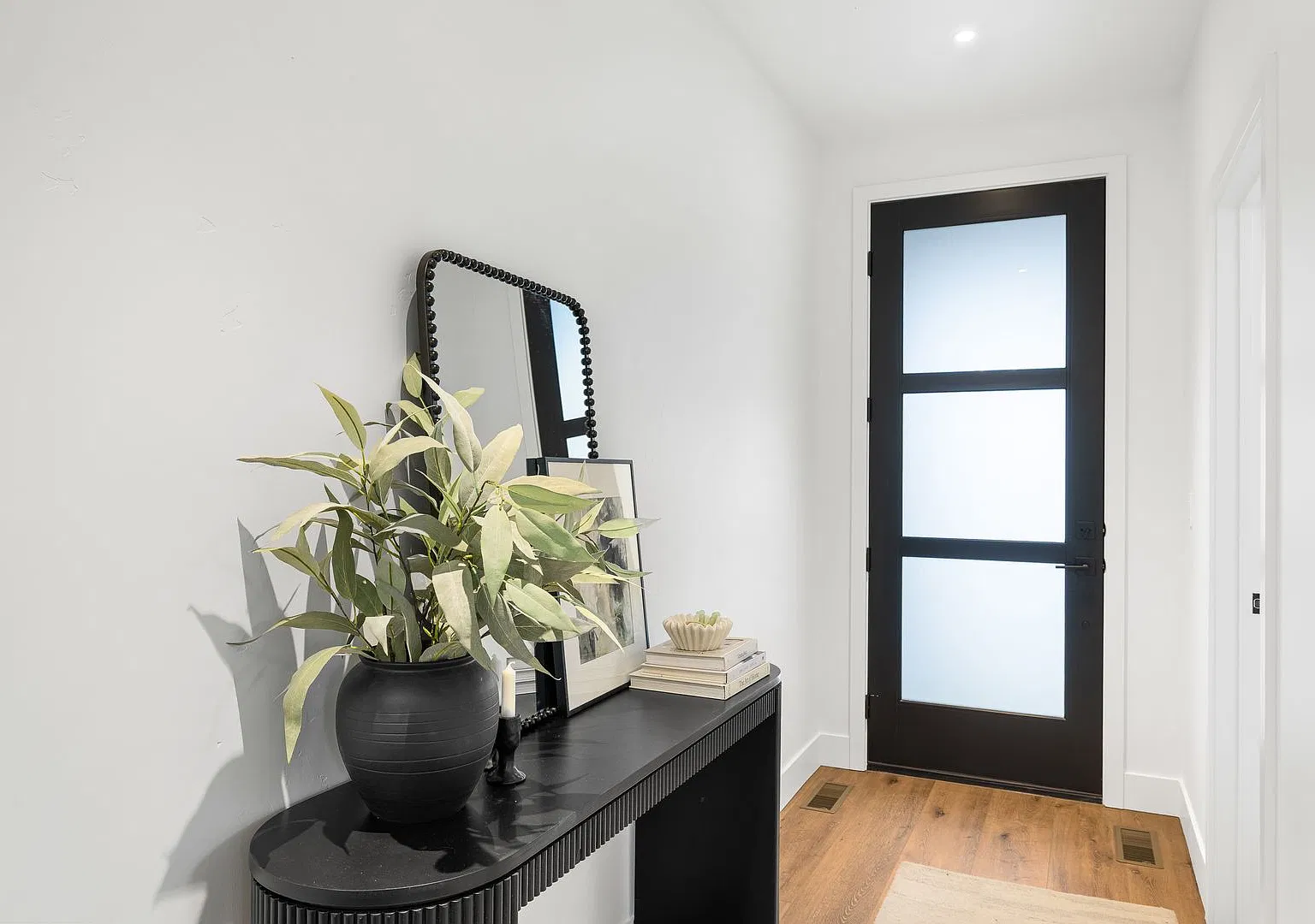 Brand New Luxury Duplex-Top of the line finishes & walking distance to The Village. — Photo 4