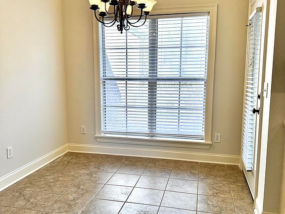 5th image of 529 Oak Park Cir