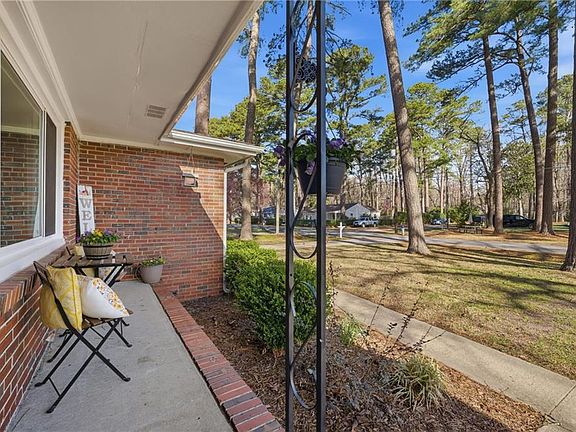 3rd image of 4073 Maple Dr