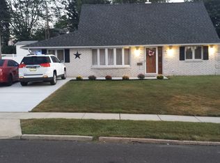 6 Thistle Rd, Levittown, PA 19056