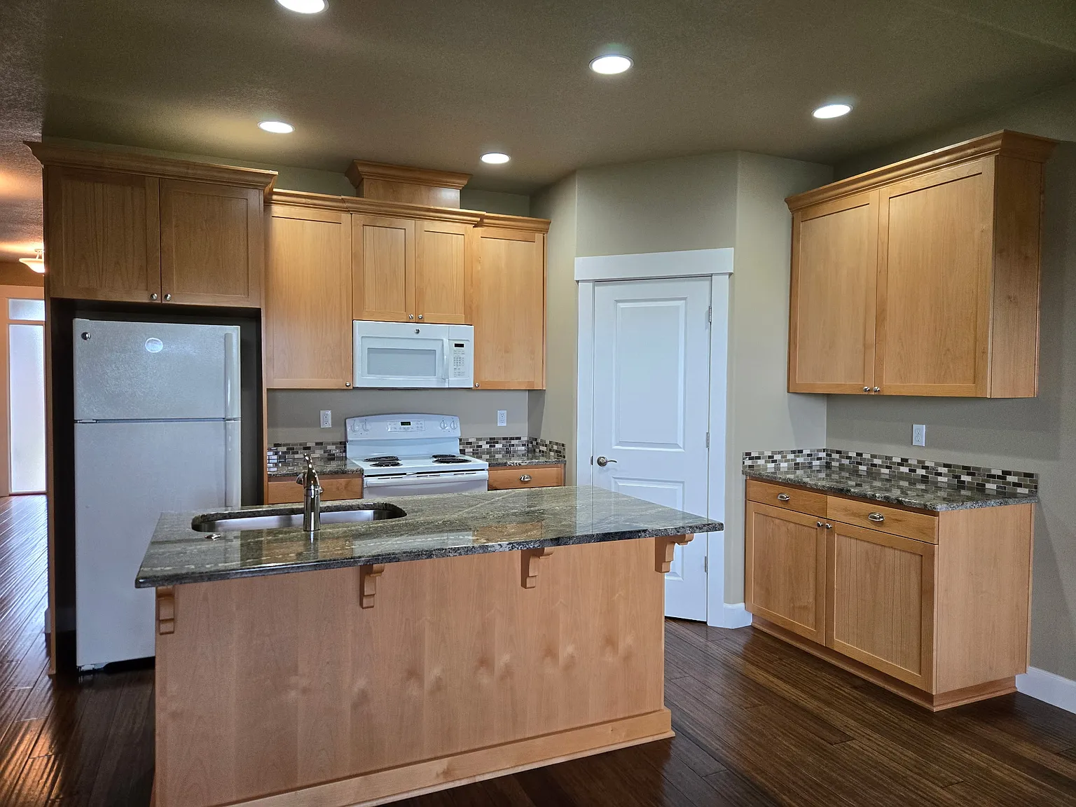 2 bed, 1200 sqft, $2,300 — Photo 2