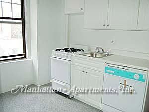 3rd image of 14 W 8th St