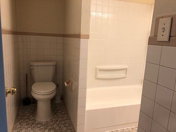 5th image of 29 E Logan Ave APT 5