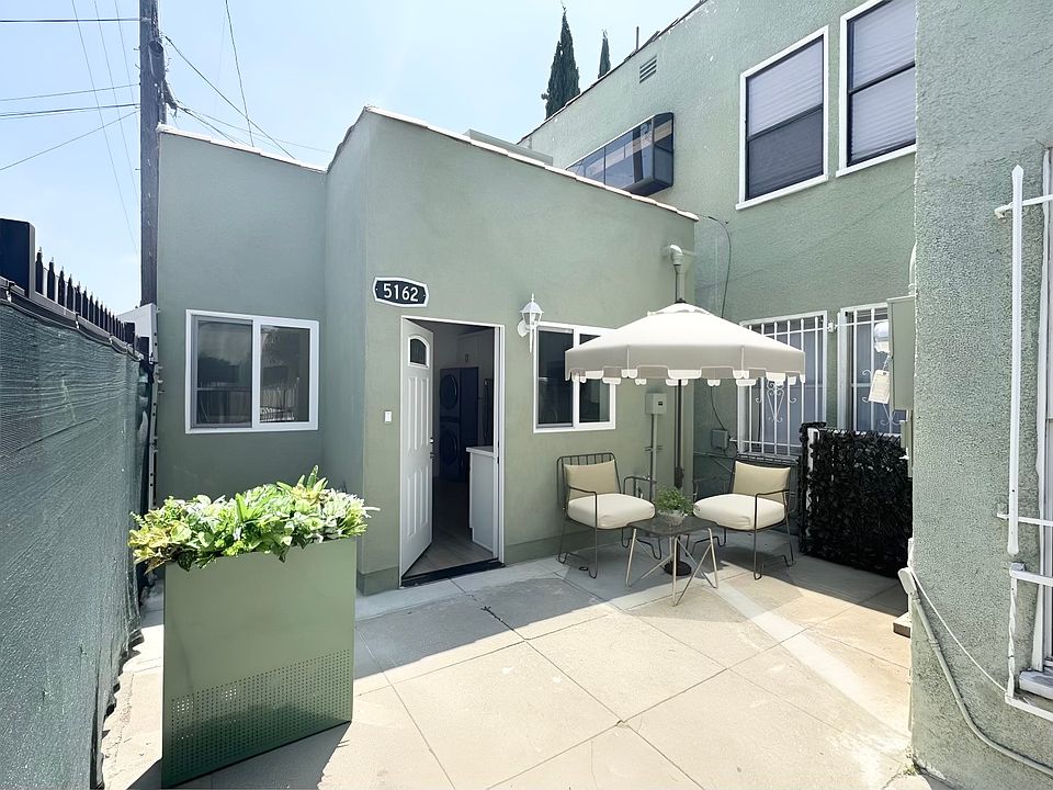 Entrance & outdoor space for this unit 5162Packard