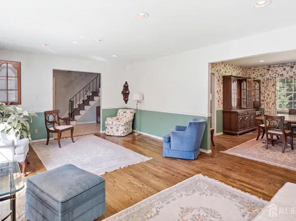 35 Woodmere Rd, North Brunswick, NJ 08902