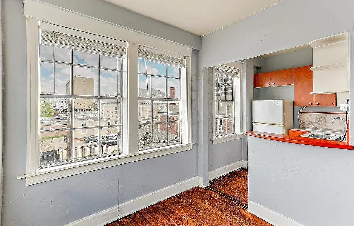 721 N State St — Photo 4