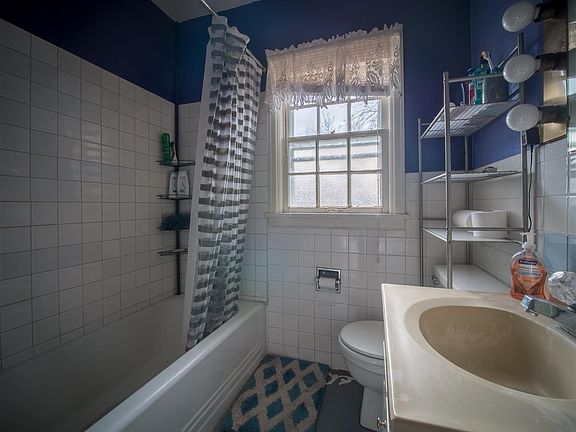 5th image of 1010 Steele St