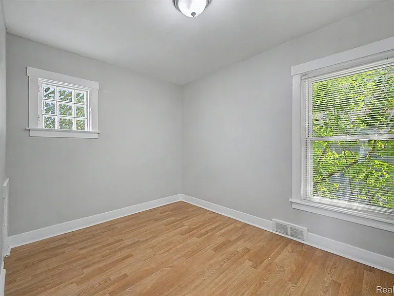 1301 E Muir Ave — Photo 7
