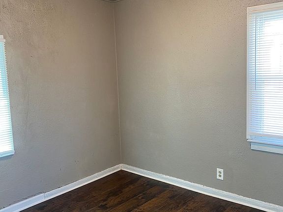 3rd image of 252 Roosevelt St