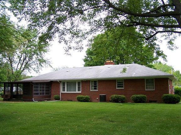 2nd image of 904 Forest Lawn Dr