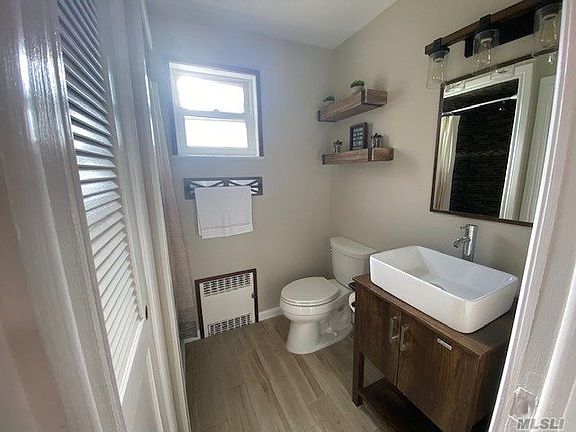 3rd image of 1070 Barnes St