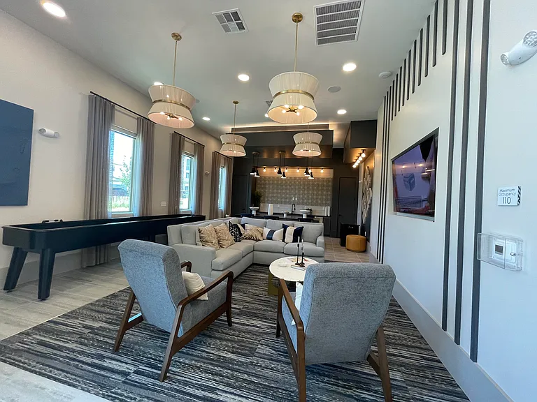 Commercial Loop — Photo 10