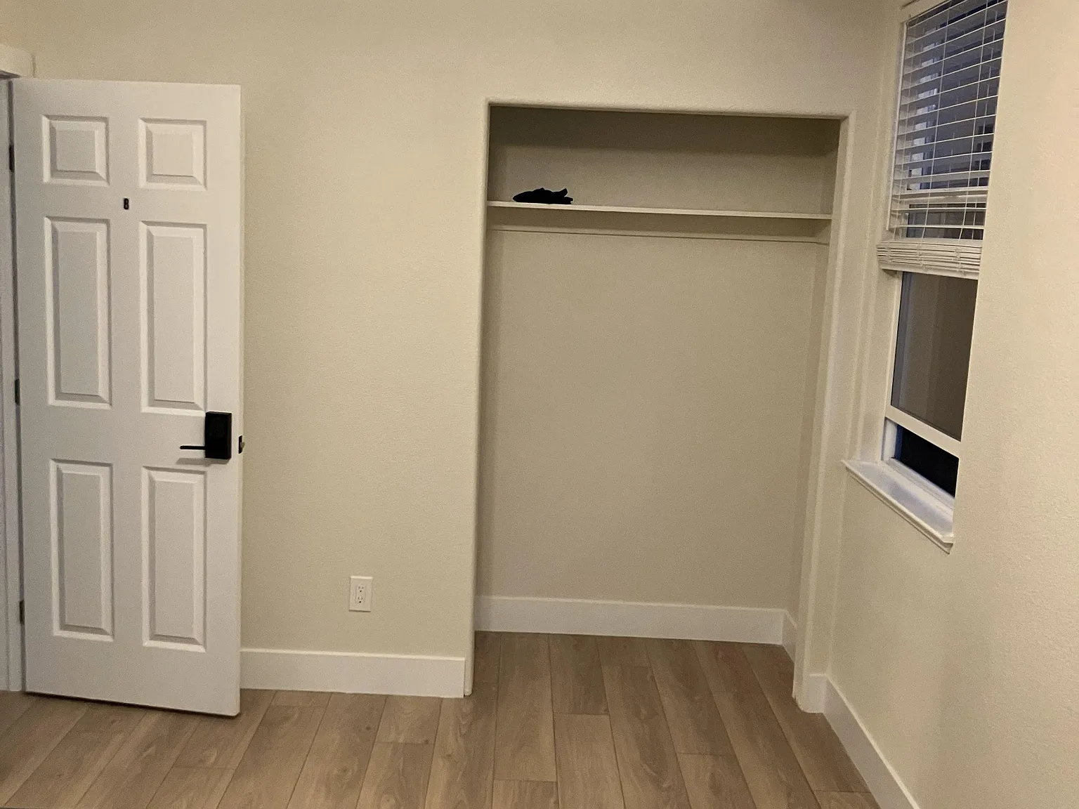 4 bed, 2.0 bath, 2800 sqft, $1,040 — Photo 2