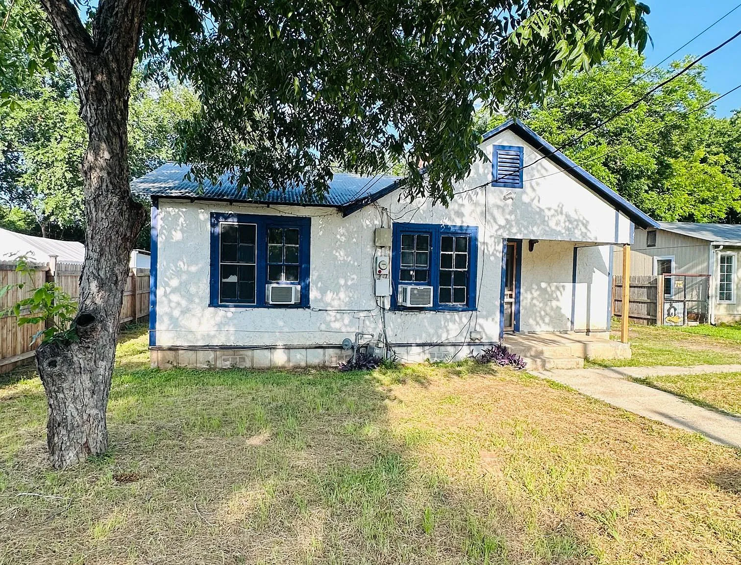 3 bed, 972 sqft, $1,050 — Photo 1