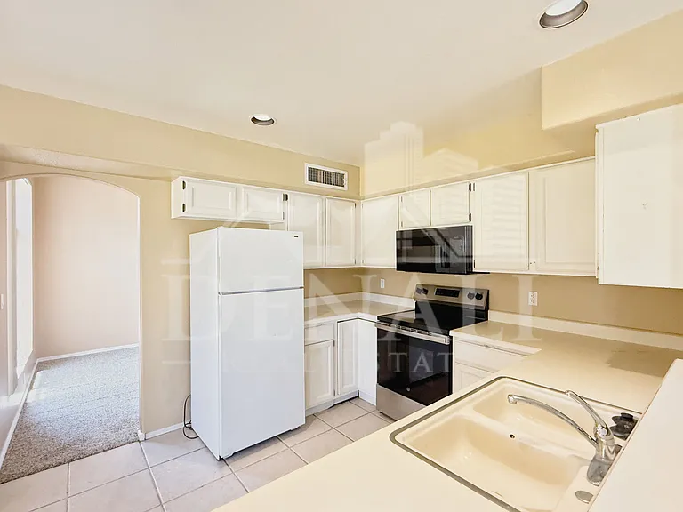 1425 E Chicago Cir — Photo 10