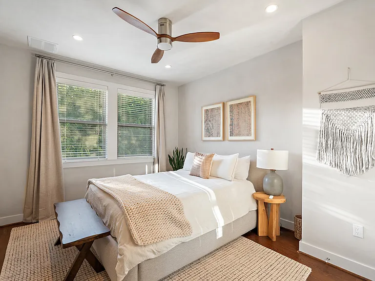 1002 Meriden Ln — Photo 27