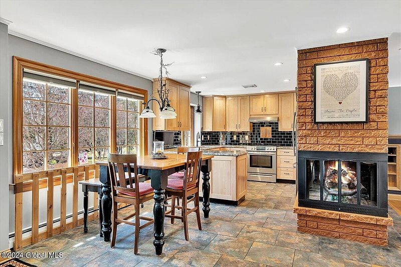 4th image of 15 Jefferson Avenue