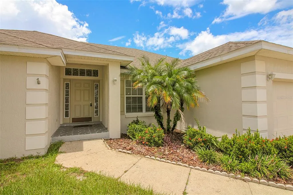 4 bed, 3.0 bath, 2116 sqft, $2,450 — Photo 2