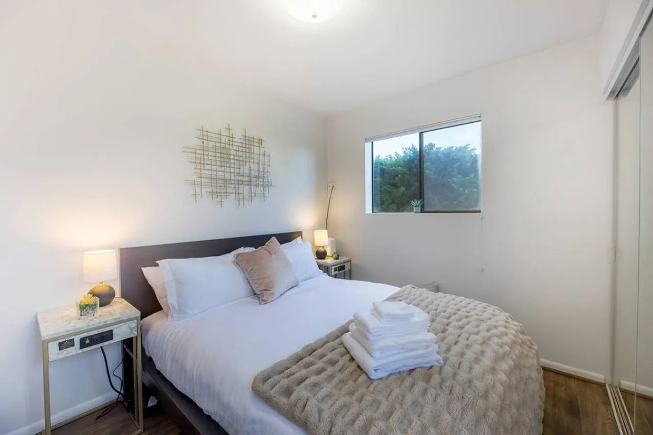 6 bed, $5,040 — Photo 4